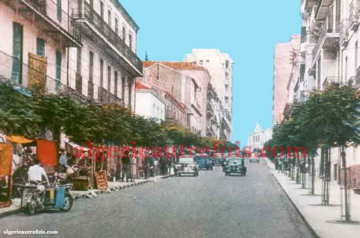 Constantine - Une rue aux environs de 1950